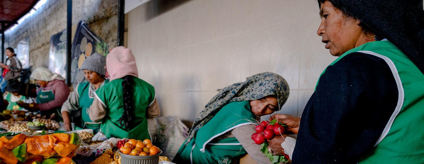 Les agricultrices équatoriennes vendent et échangent leurs produits biologiques à la foire communautaire Pachamama Nos Alimenta à Cotacachi, en Équateur.