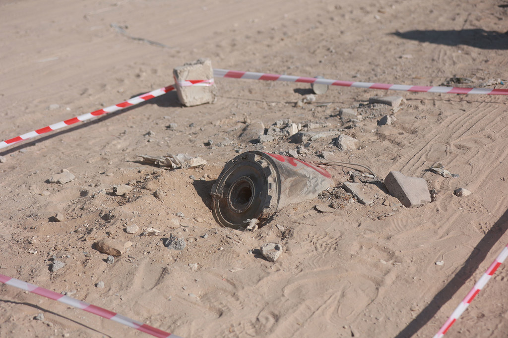 Les restes d'un obus enfouis dans le sable à Gaza.