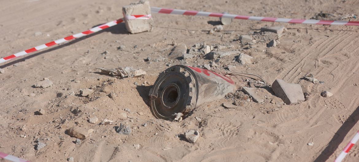 Les restes d'un obus enfouis dans le sable à Gaza.