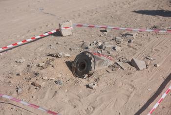 Les restes d'un obus enfouis dans le sable à Gaza. Les restes d'un obus enfouis dans le sable à Gaza.