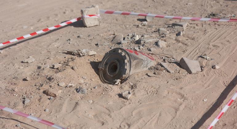 Les restes d'un obus enfouis dans le sable à Gaza.