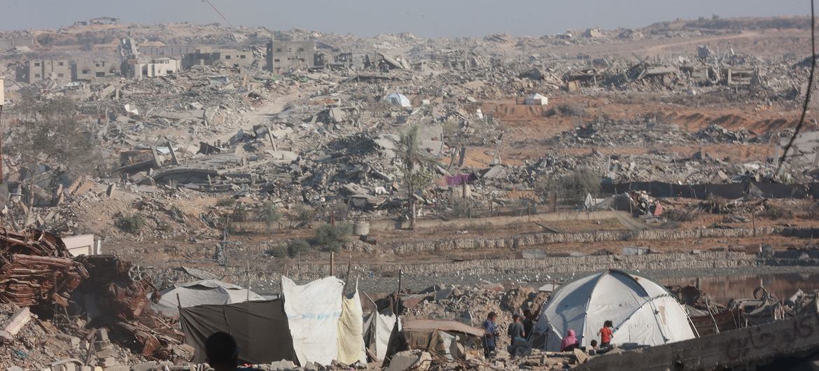 दो साल के भीषण युद्ध में, ग़ाज़ा का अधिकतर हिस्सा, बुरी तरह तबाह हो गया है.