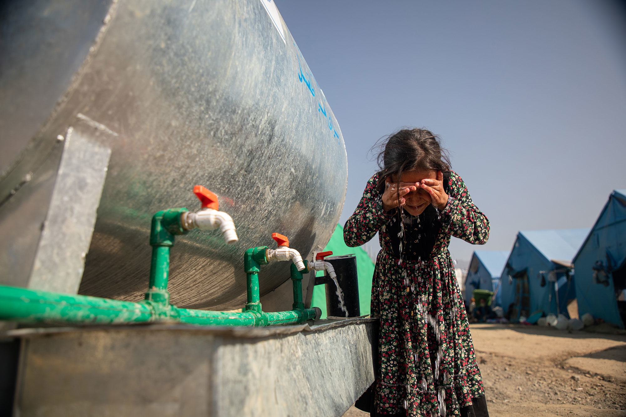 Une jeune fille se lave le visage dans un camp de personnes déplacées par le tremblement de terre dans la province de Kunar, en Afghanistan.