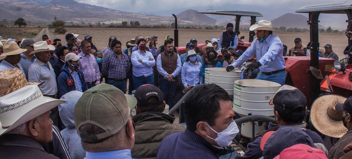 A community in Mexico comes together to work on improving their lands.