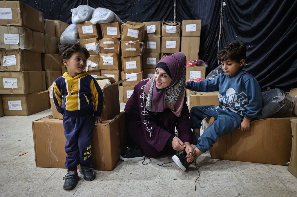أطفال في قطاع غزة يحصلون على ملابس شتوية من منظمة اليونيسف.