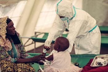 Un trabajador sanitario atiende a pacientes en un centro de tratamiento del cólera en una zona rural de Malawi.