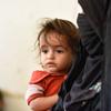 一位母亲带着她的孩子来到也门哈杰的流动医疗诊所。