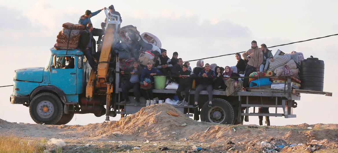 Familias palestinas huyendo hacia el sur de Gaza.