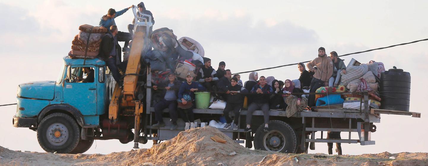 Familias palestinas huyendo hacia el sur de Gaza.