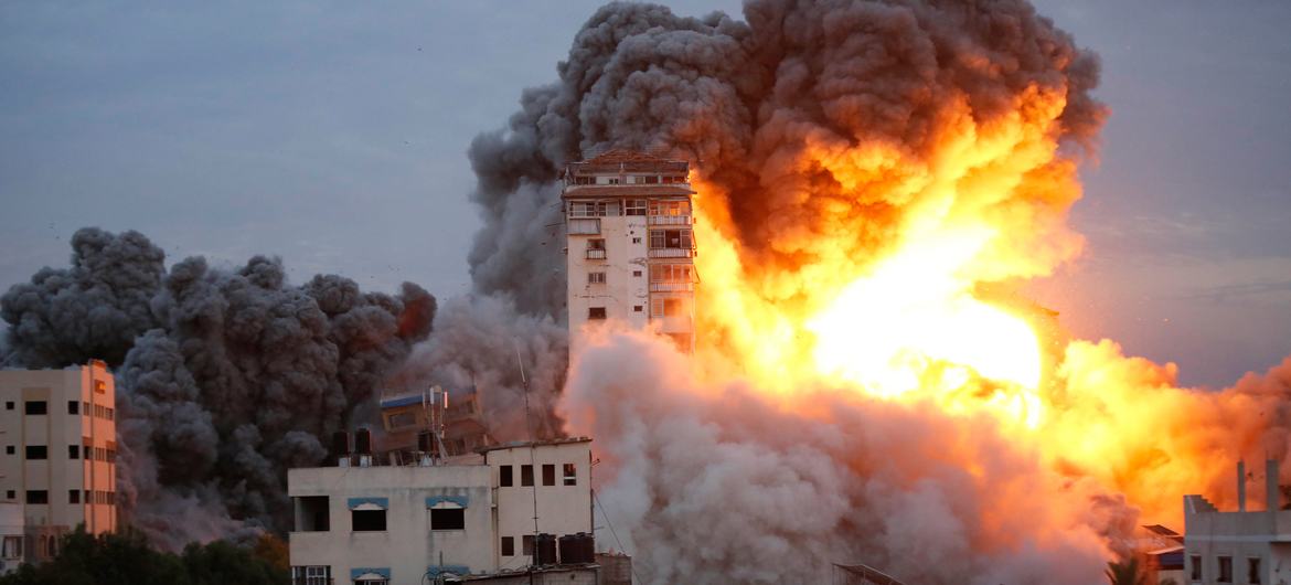Ataques aéreos destroem edifícios na Faixa de Gaza