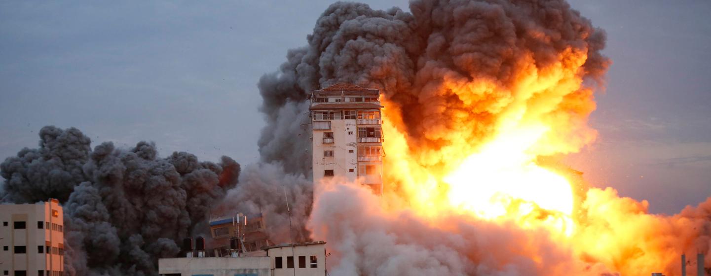 Des frappes aériennes détruisent des bâtiments dans la bande de Gaza.