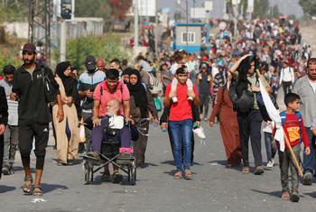 فلسطینی خاندان تحفظ کی تلاش میں  غزہ کے شمالی سے جنوبی حصے کی طرف ہجرت کر رہے ہیں۔