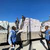 यूएन सहायता एजेंसियाँ, ग़ाज़ा के रफ़ाह इलाक़े में, खाद्य सामग्री वितरित करते हुए.
