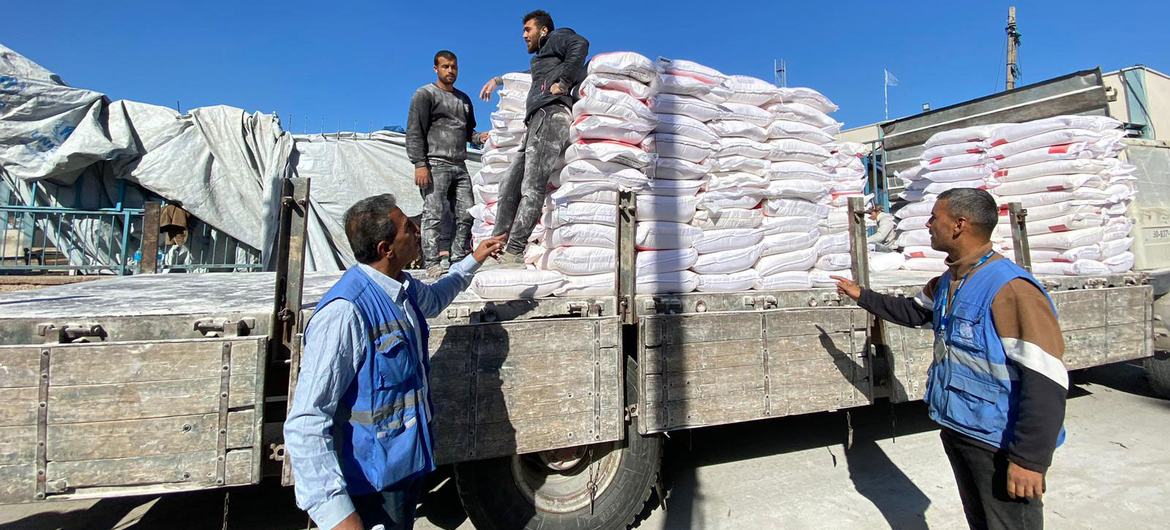 De la farine est distribuée à Rafah, Gaza.