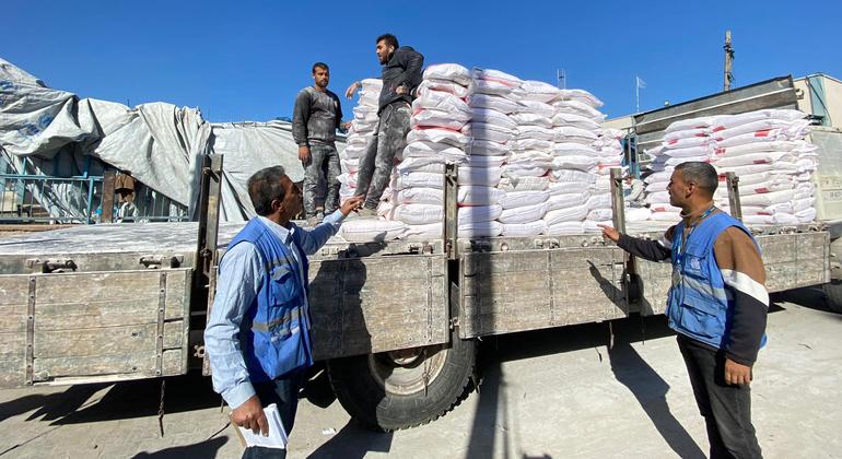 यूएन सहायता एजेंसियाँ, ग़ाज़ा के रफ़ाह इलाक़े में, खाद्य सामग्री वितरित करते हुए.