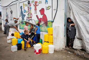 Desplazados palestinos hacinados en una escuela de la UNRWA convertida en refugio en Deir al Balah, Gaza.
