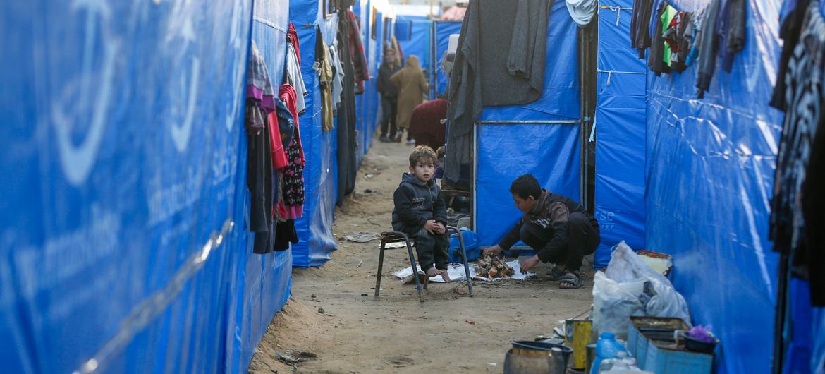 Les familles de Gaza continuent de vivre dans des abris de fortune. Les familles de Gaza continuent de vivre dans des abris de fortune.