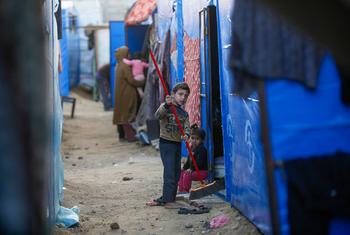 Mtoto asafisha makazi ya muda huko Gaza.