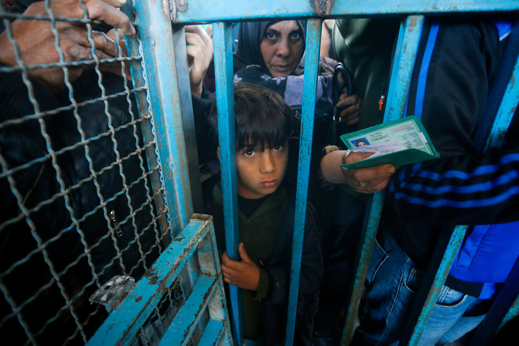 Des Gazaouis attendent sur un site de distribution de nourriture de l'ONU en janvier 2025.