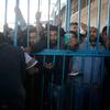 Os habitantes de Gaza fazem fila para obter comida em janeiro de 2025