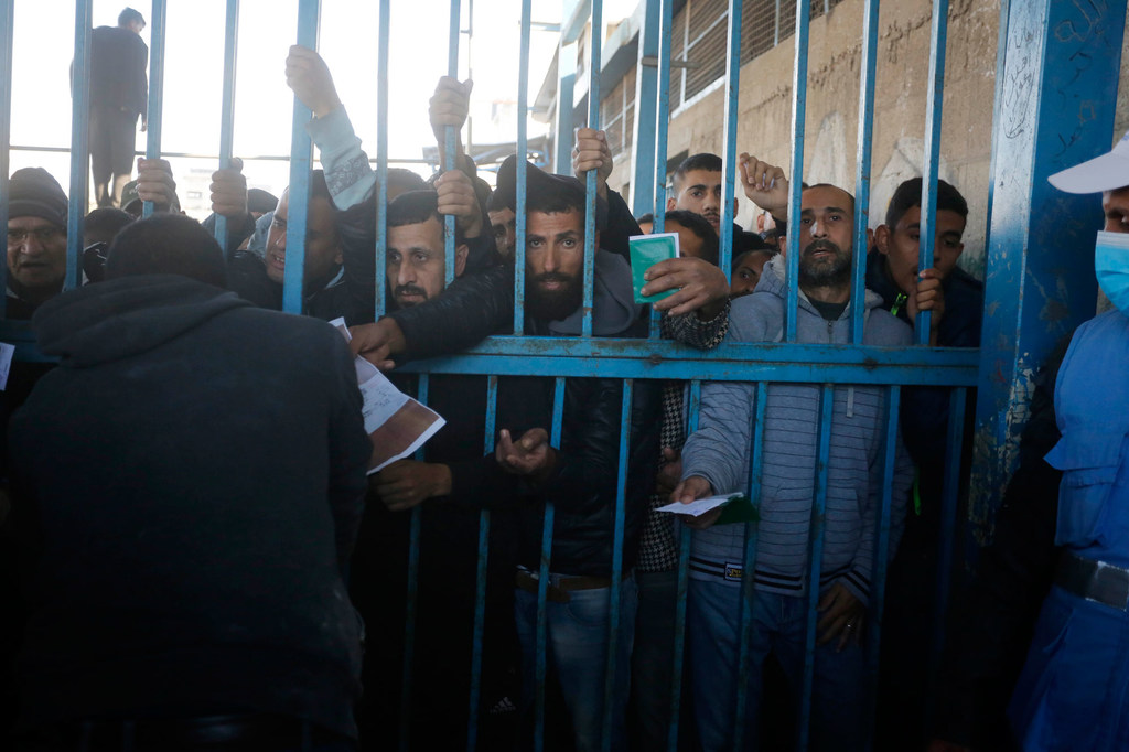Gazans hace cola para la comida en enero de 2025 cuando estaba más ampliamente disponible en el enclave. Gazans hace cola para la comida en enero de 2025 cuando estaba más ampliamente disponible en el enclave.