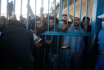 Os habitantes de Gaza fazem fila para obter comida em janeiro de 2025