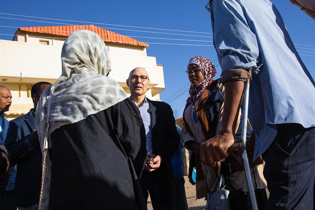 مفوض الأمم المتحدة لحقوق الإنسان فولكر تورك، يلتقي عددا من الأشخاص في مدينة دنقلا، عاصمة ولاية الشمال في السودان.