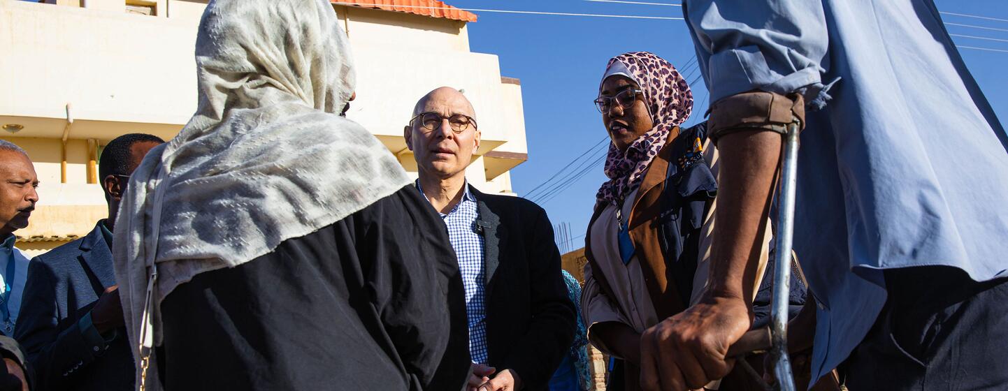 Le Haut-Commissaire Volker Türk rencontre des responsables locaux et des représentants d'organisations non gouvernementales à Dongola, au Soudan.