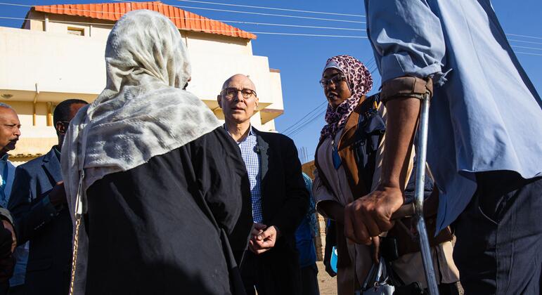 مفوض حقوق الإنسان يزور السودان ويستمع إلى تجارب المتضررين من "الحرب البشعة"