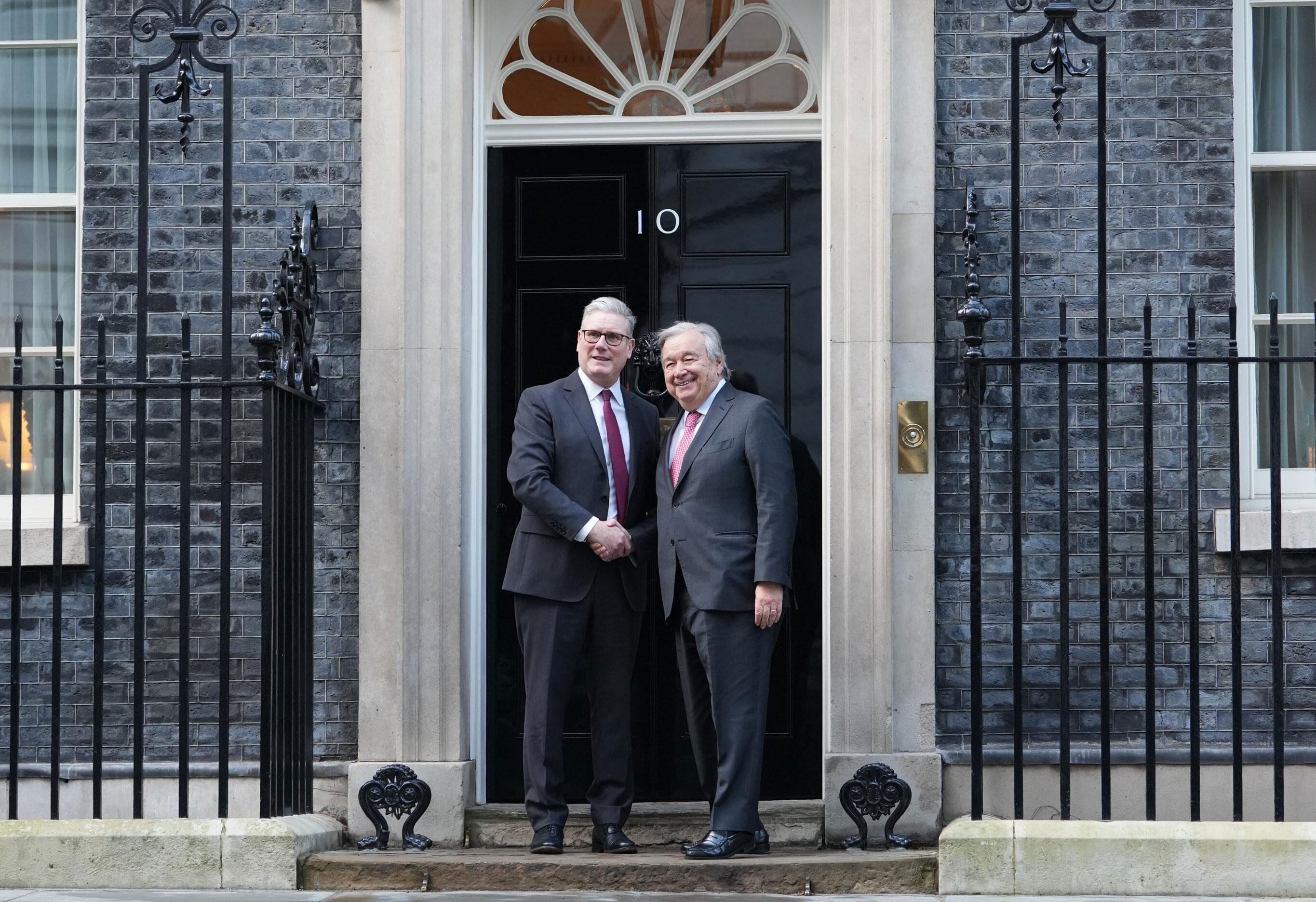 António Guterres, secrétaire général de l'ONU, et Keir Starmer, premier ministre du Royaume-Uni, se serrent la main devant la rue Downing 10 à Londres.