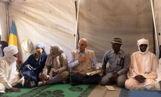 联合国难民局长巴哈姆萨利在查德法尔查纳的一个妇女中心与苏丹难民交谈.