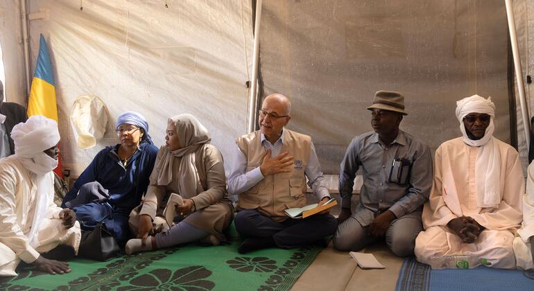 联合国难民局长巴哈姆萨利在查德法尔查纳的一个妇女中心与苏丹难民交谈.