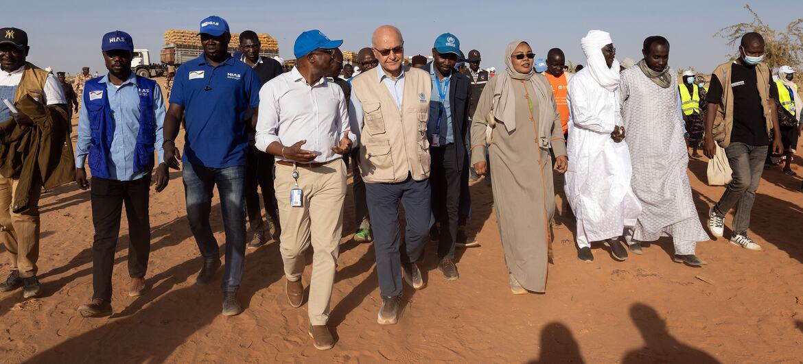 Barham Salih, Haut-Commissaire des Nations Unies aux réfugiés, marche avec les autorités tchadiennes et le personnel du HCR à la frontière Tchad-Soudan à Adre, pour rendre visite aux réfugiés déplacés depuis avril 2023.