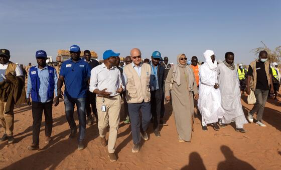 Верховный комиссар ООН по делам беженцев (в центре) посещает беженцев в Адре, на границе Чада и Судана.