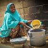 Fatsuma Jumani, mère de deux enfants à Gwio Kura, dans l'État de Yobe, au Nigeria, sourit alors qu'elle prépare de la nourriture, montrant son nouveau moyen de subsistance soutenu par le programme Cash-for-Work du PAM.