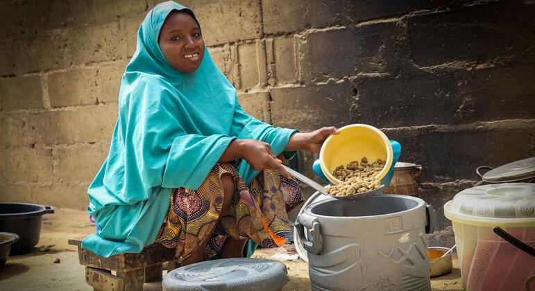 在尼日利亚约贝州，一位受到世界粮食计划署援助的妇女正在为家人准备食物。