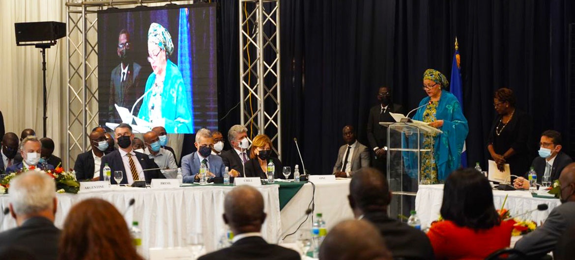 A vice-secretária-geral da ONU, Amina Mohammed, discursa em um pódio durante um evento internacional em Porto Príncipe, Haiti, com foco na recuperação pós-terremoto.