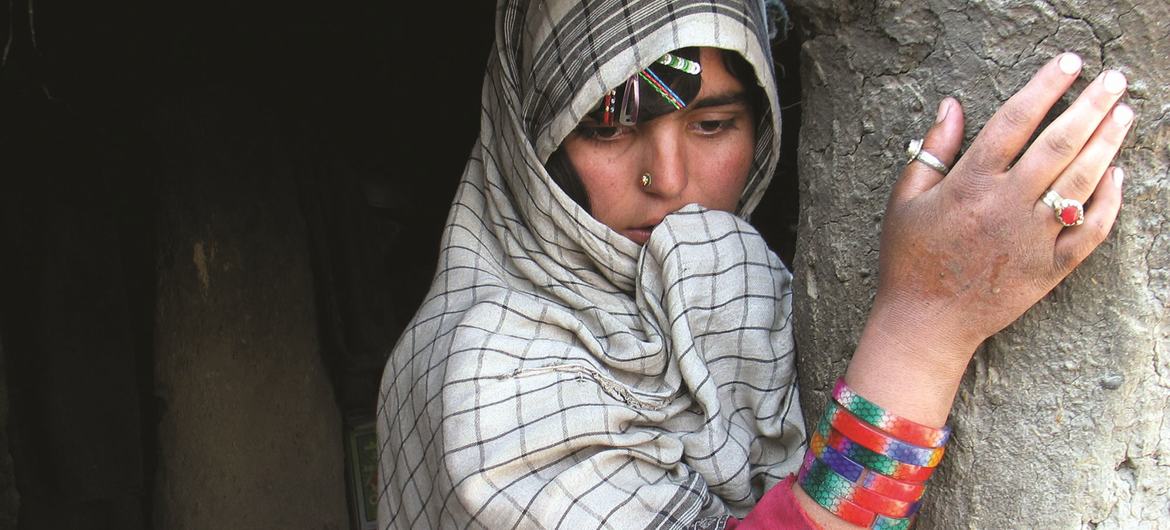 Las mujeres de Afganistán afirman que temen ser detenidas, según un nuevo informe de la OIM, ONU Mujeres y UNAMA.
