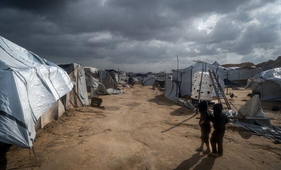 غزة - بناء وحدات إيواء للنازحين من منصات خشبية معاد استخدامها، وتحذير من تزايد الأمراض الجلدية