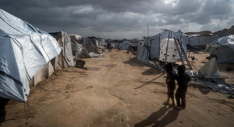 غزة - بناء وحدات إيواء للنازحين من منصات خشبية معاد استخدامها، وتحذير من تزايد الأمراض الجلدية