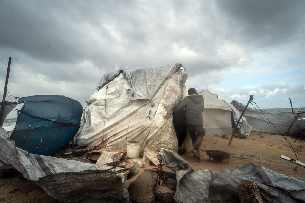 Палатки не защищают вынужденных переселенцев в Газе от суровых погодных условий.