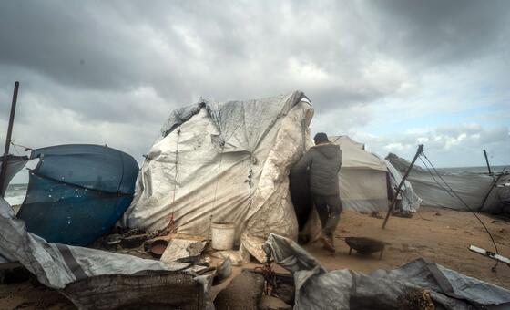 Палатки не защищают вынужденных переселенцев в Газе от суровых погодных условий.