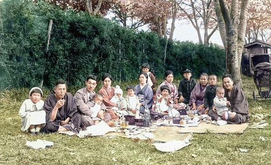 A colourized photograph of the family of Tokuso Hamai, taken before the Second World War.