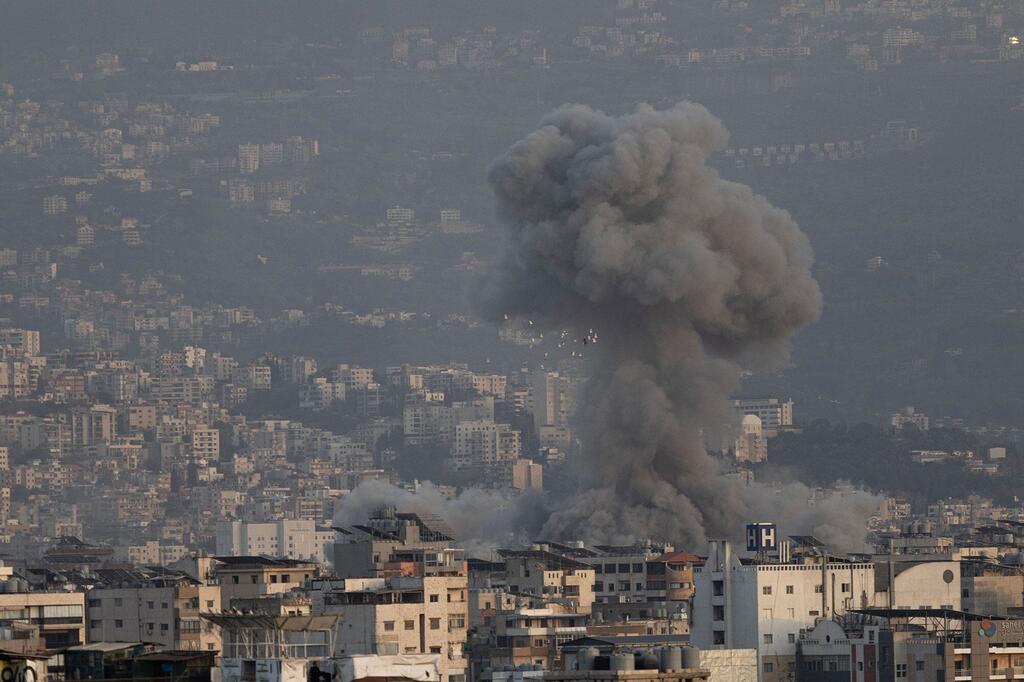 يتصاعد الدخان بعد تفجير في ضاحية بيروت في لبنان.