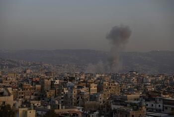 Fumo sobe de um prédio no bairro Dahieh de Beirute, no Líbano, após um bombardeio em 12 de março de 2026.