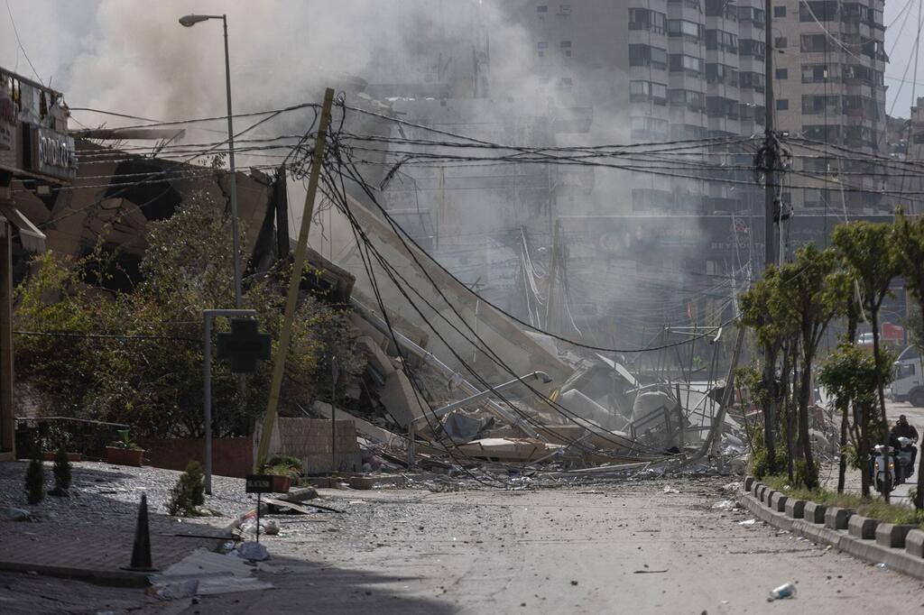 Здание в Бейруте, Ливан, разрушенное в результате поражения ракетой.