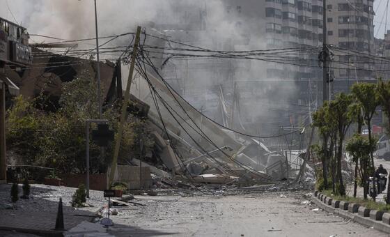 Здание в Бейруте, Ливан, разрушенное в результате поражения ракетой.