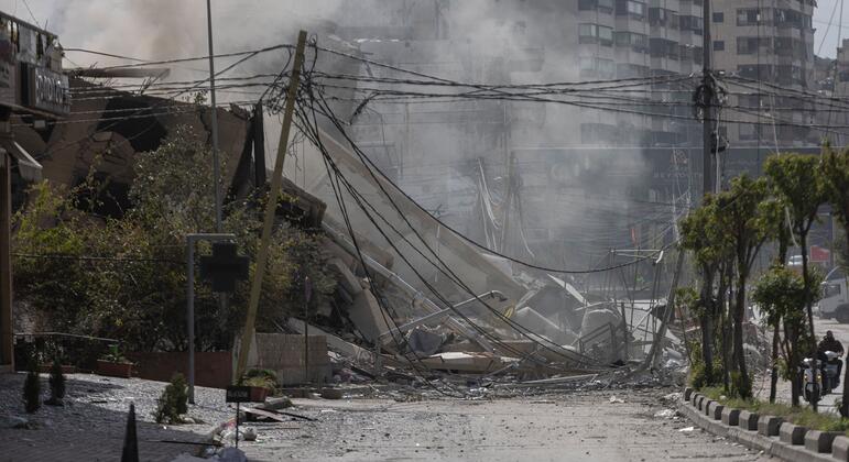 Un edificio en Beirut, Líbano, se encuentra en ruinas después de ser alcanzado por un misil.