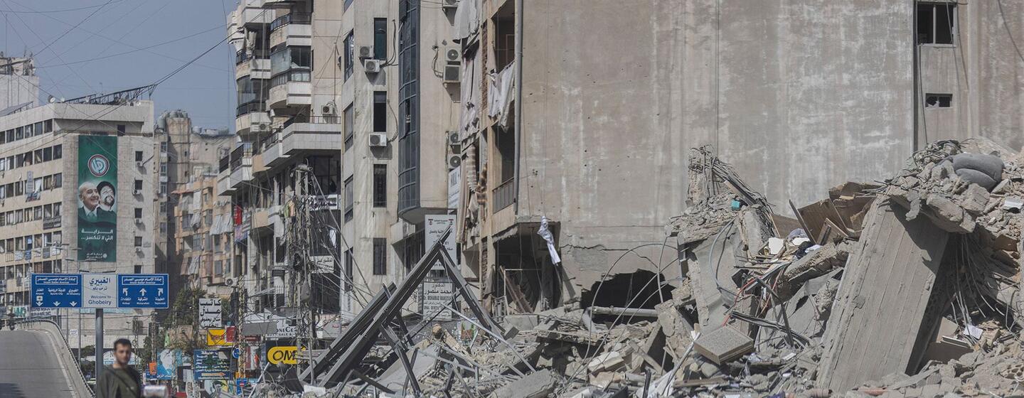 Un bâtiment lourdement endommagé se dresse à Beyrouth, au Liban, après des frappes aériennes récentes.
