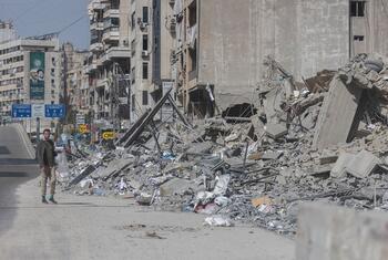 Un bâtiment lourdement endommagé se dresse à Beyrouth, au Liban, après des frappes aériennes récentes.